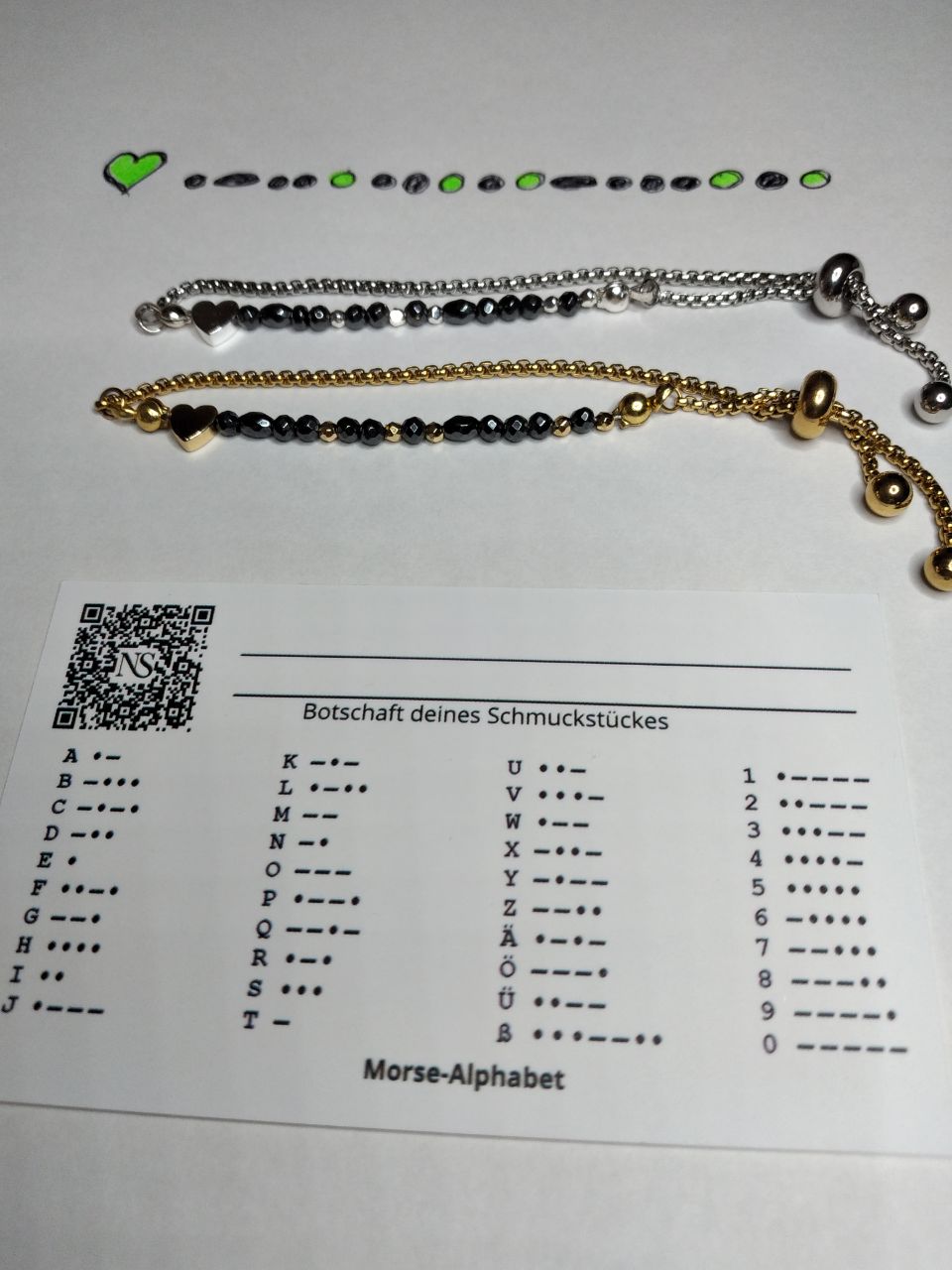 In diesem Video zeige ich dir, wie man die geheimen Botschaften im KodikoGramma-Schmuck mit Hilfe des Morsealphabets liest.