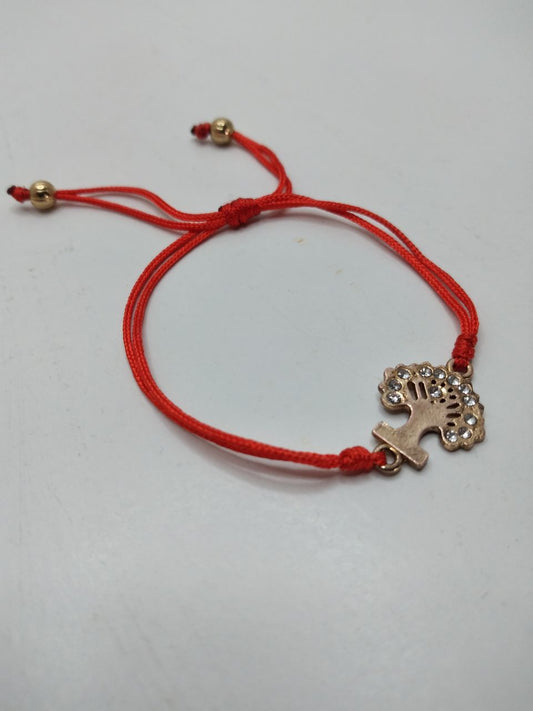 Kinderarmband vor und nach der Reparatur – liebevolle Handarbeit für glückliche Kinderherzen.