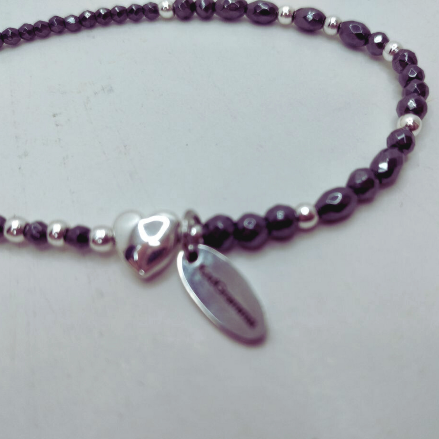 Ein Morsecode-Armband mit dem Wort „Schatz“. Verstellbarer Edelstahlverschluss, Geschenkverpackung. Handgemacht & einzigartig.