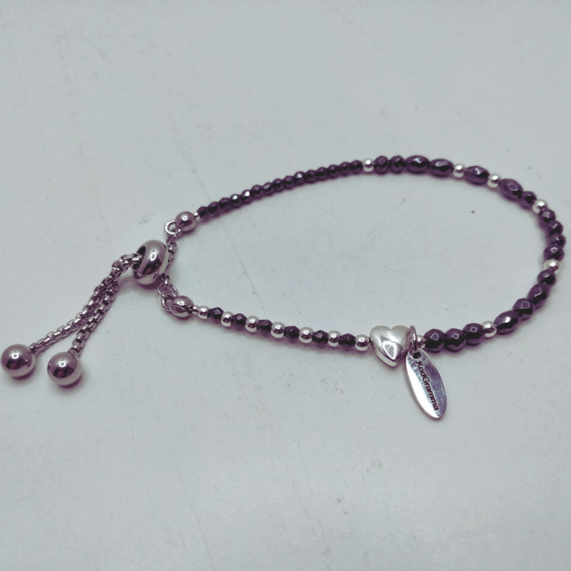 Ein Morsecode-Armband mit dem Wort „Schatz“. Verstellbarer Edelstahlverschluss, Geschenkverpackung. Handgemacht & einzigartig.