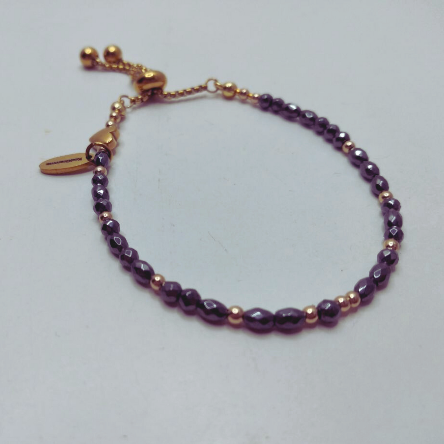 Entdecke das handgemachte Armband „Träume groß“ mit Morsecode. Verstellbarer Edelstahlverschluss, Geschenkbox, motivierende Botschaft.