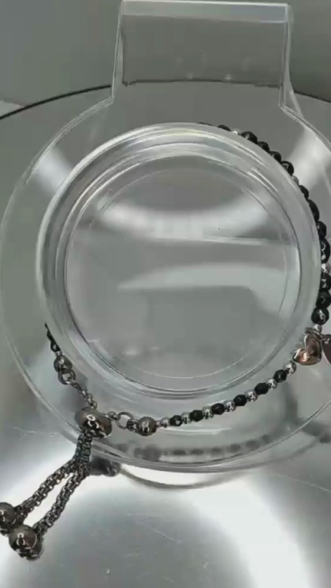 Ein Morsecode-Armband mit dem Wort „Schatz“. Verstellbarer Edelstahlverschluss, Geschenkverpackung. Handgemacht & einzigartig.